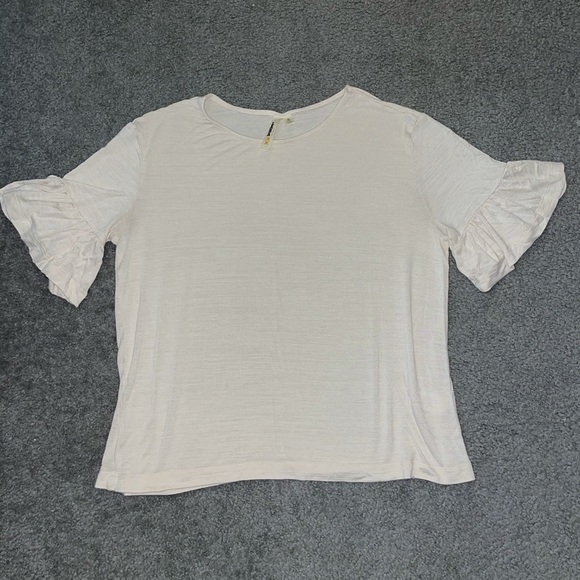 3/$30 Cream short sleeve top - Picture 1 of 3